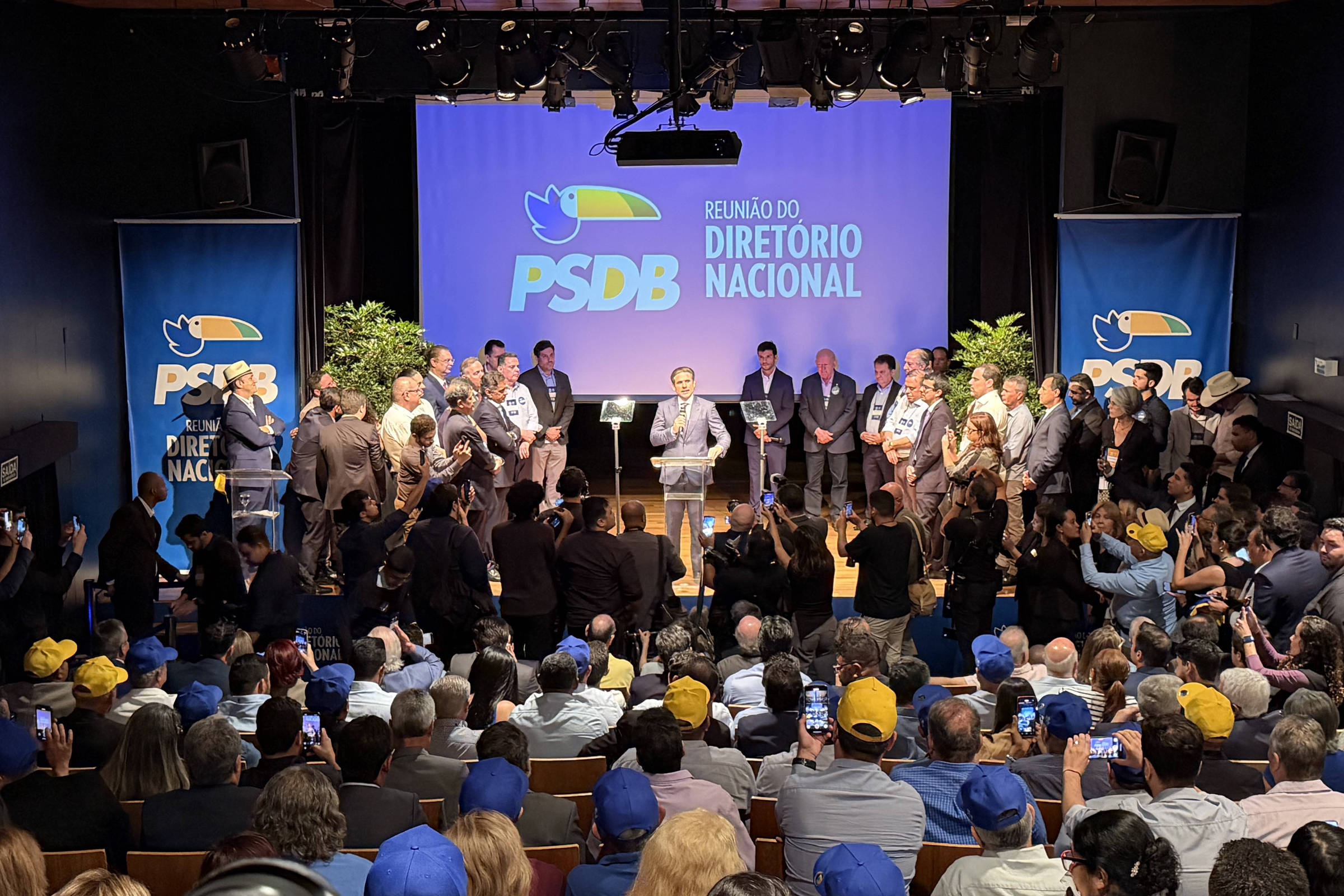 Aécio Neves Reassume PSDB e Critica Operação Lava Jato em Discurso Político – 27/11/2025