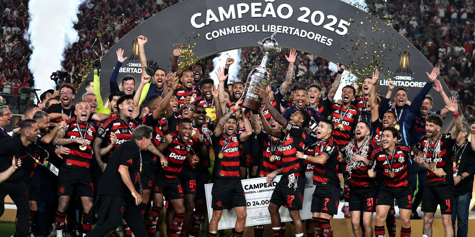 Flamengo conquista título inédito e se torna o primeiro clube brasileiro tetracampeão da Libertadores ao vencer o Palmeiras.
