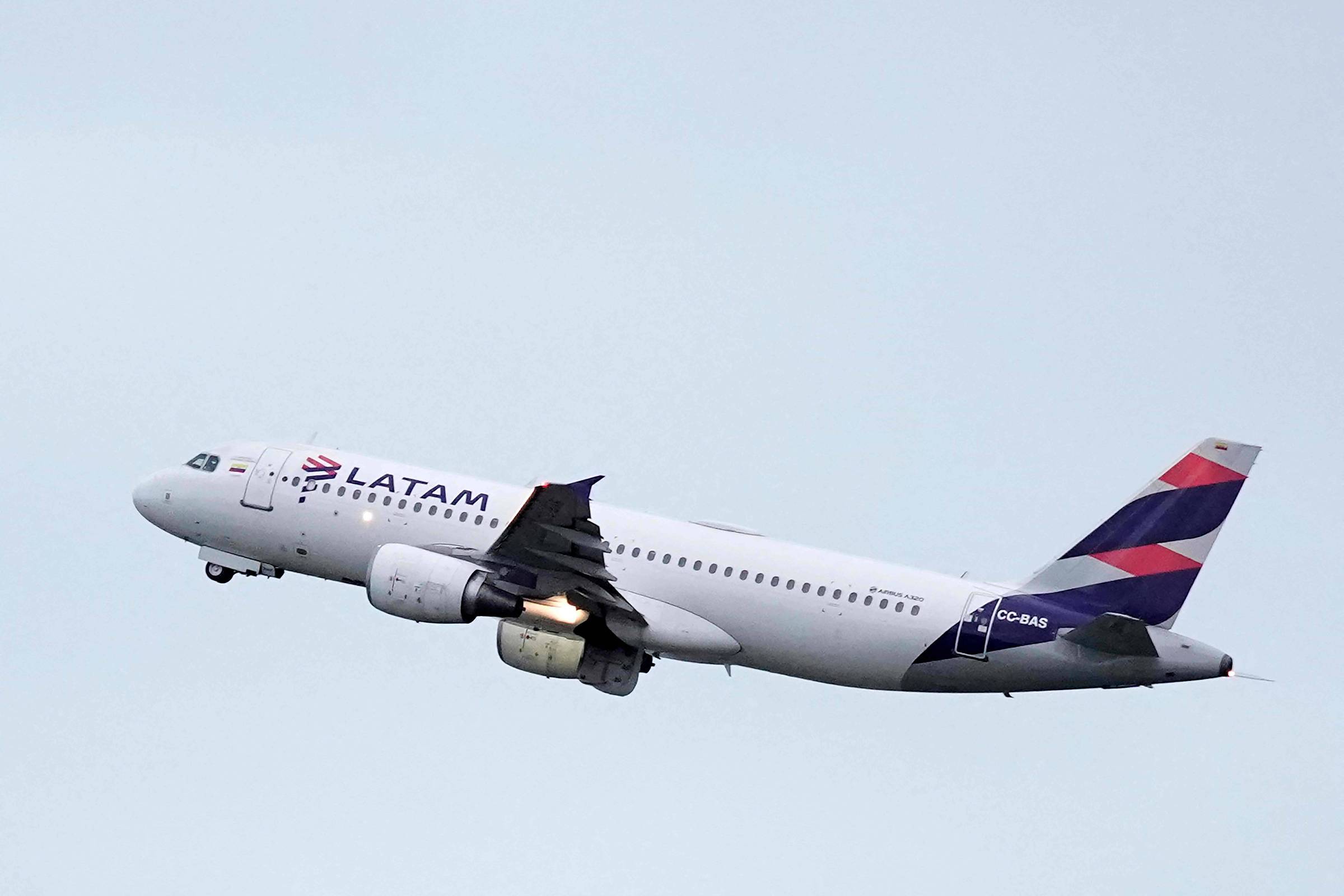 Procon de São Paulo notifica a Latam Airlines sobre banheiros ‘premium’ em voos