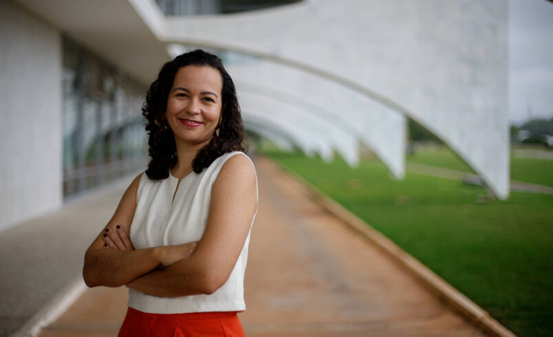 Nina Santos Defende Uso de Redes Sociais em Pro da Democracia em 08 de Dezembro de 2025