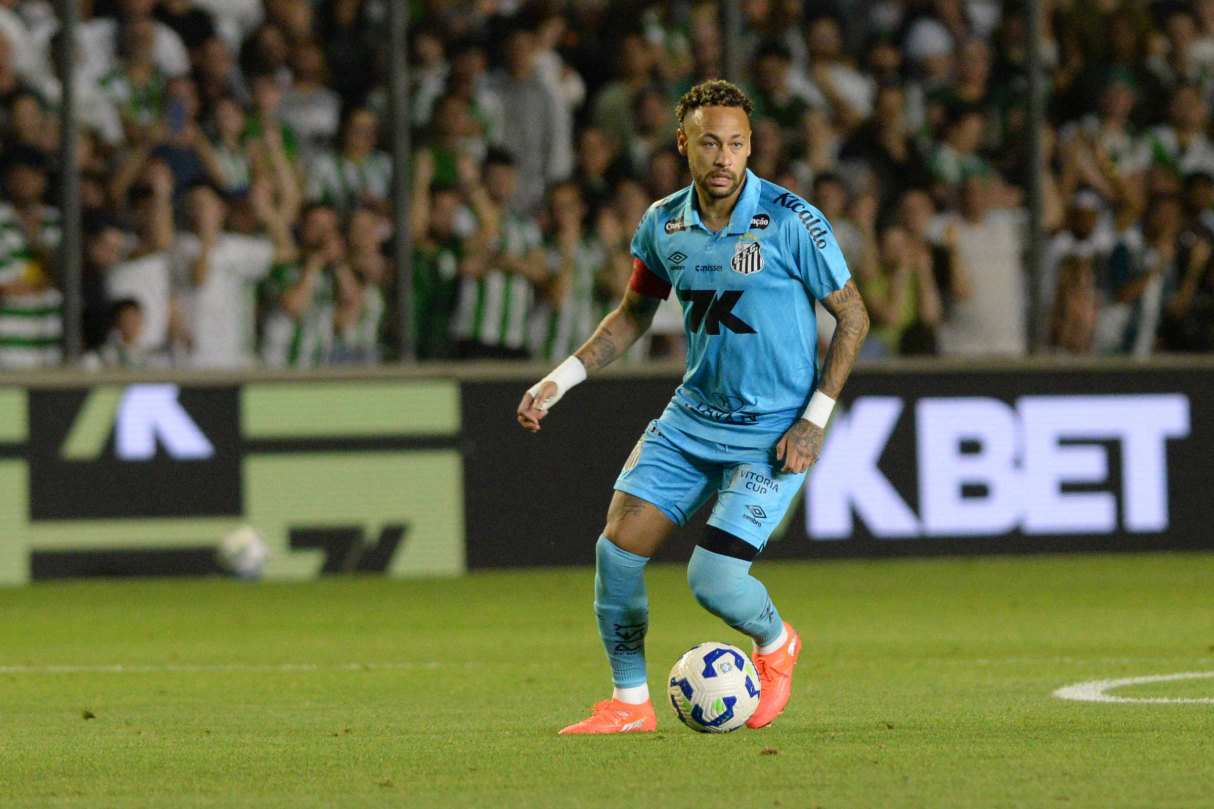 Neymar brilha com três gols e ajuda Santos a escapar da zona de rebaixamento – 03/12/2025 – Esporte