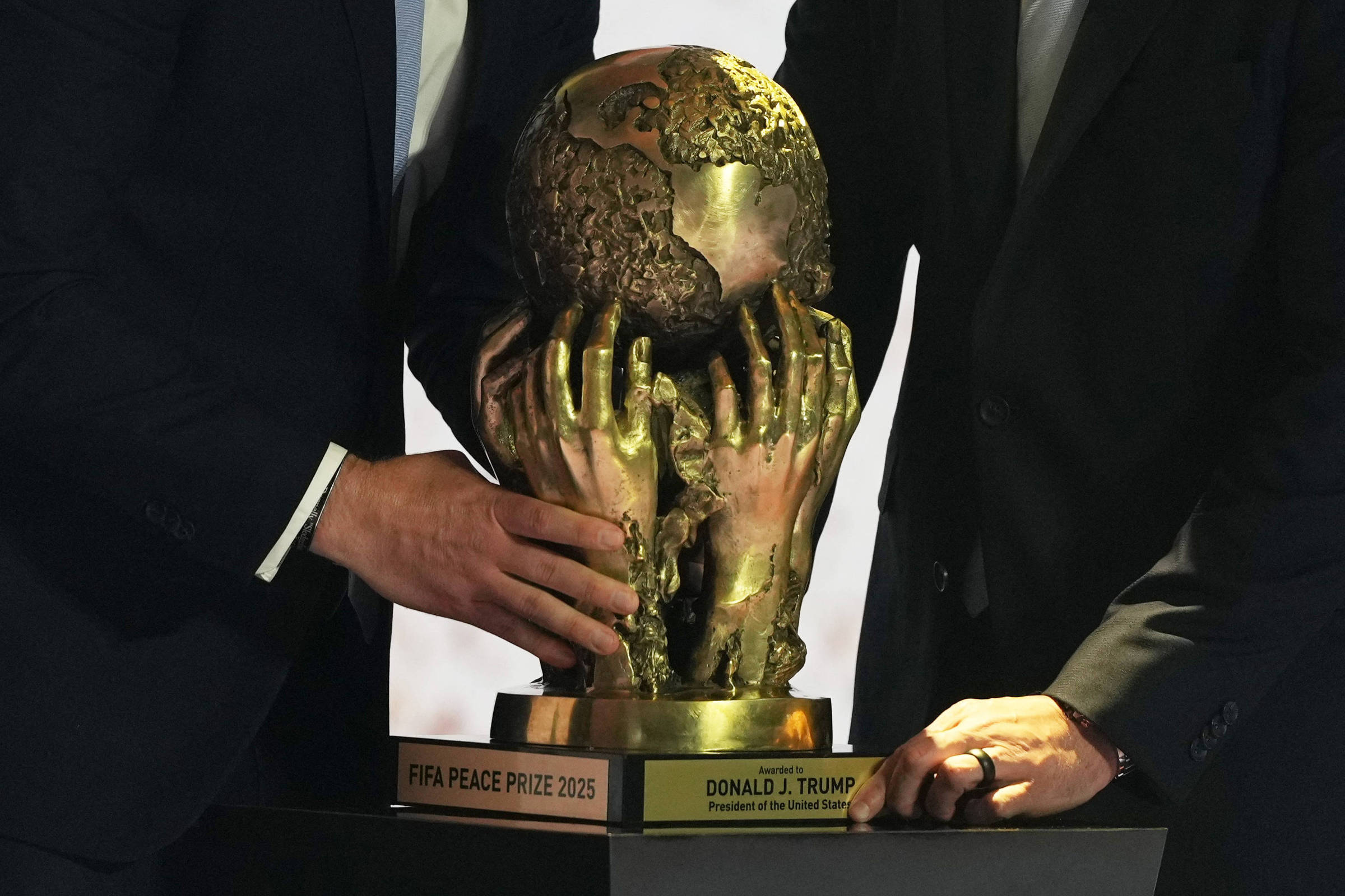 “Donald Trump: Um Vencedor da Copa do Mundo” – 05/12/2025 – Marina Izidro