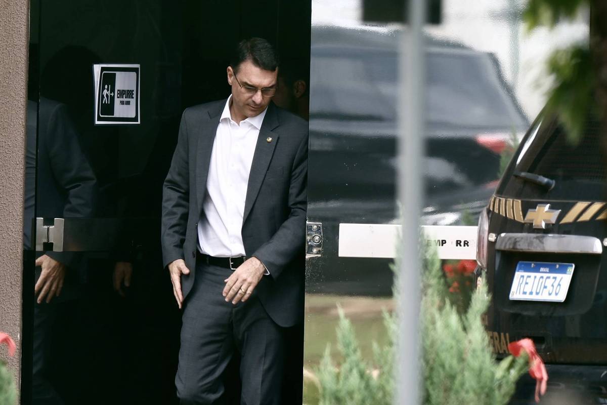 Flávio Bolsonaro Visita o Pai e Declara que Não Tem Preço em Contexto Político – 09 de Dezembro de 2025