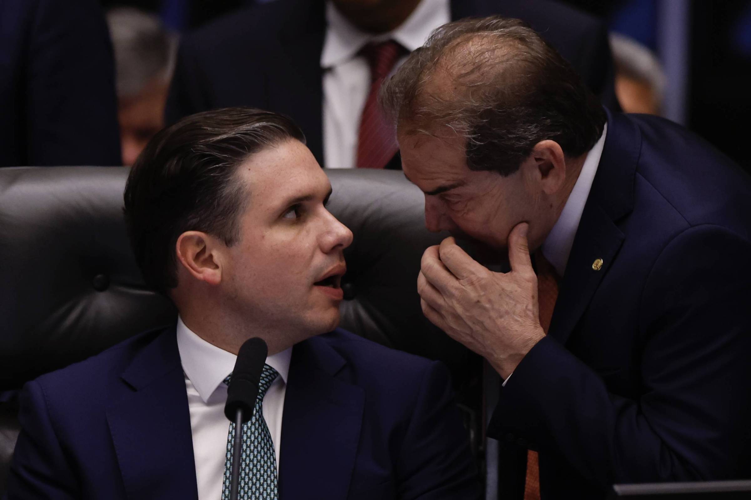 Deputados Criticam Hugo Motta nas Redes Sociais em 11 de Dezembro de 2025