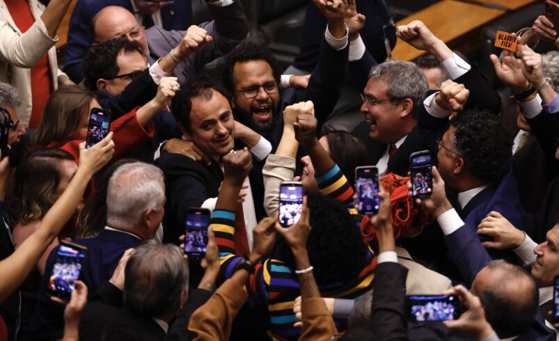 Conflito entre Lira e Motta sobre Manutenção de Mandatos no Congresso Nacional