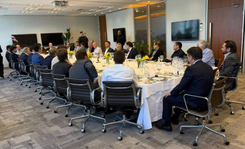 Flávio Bolsonaro Realiza Visita a Banco em Busca de Alianças na Faria Lima – 11/12/2025 – Poder