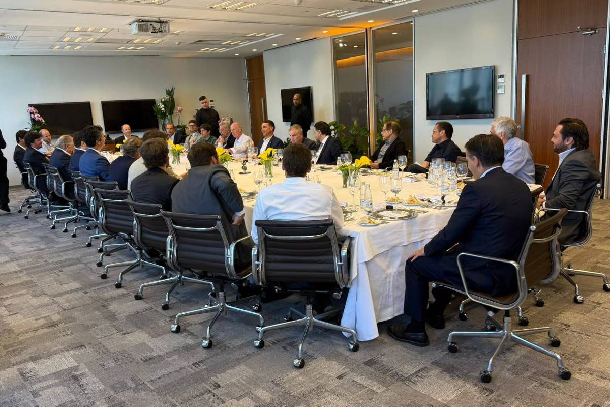 Flávio Bolsonaro Realiza Visita a Banco em Busca de Alianças na Faria Lima – 11/12/2025 – Poder