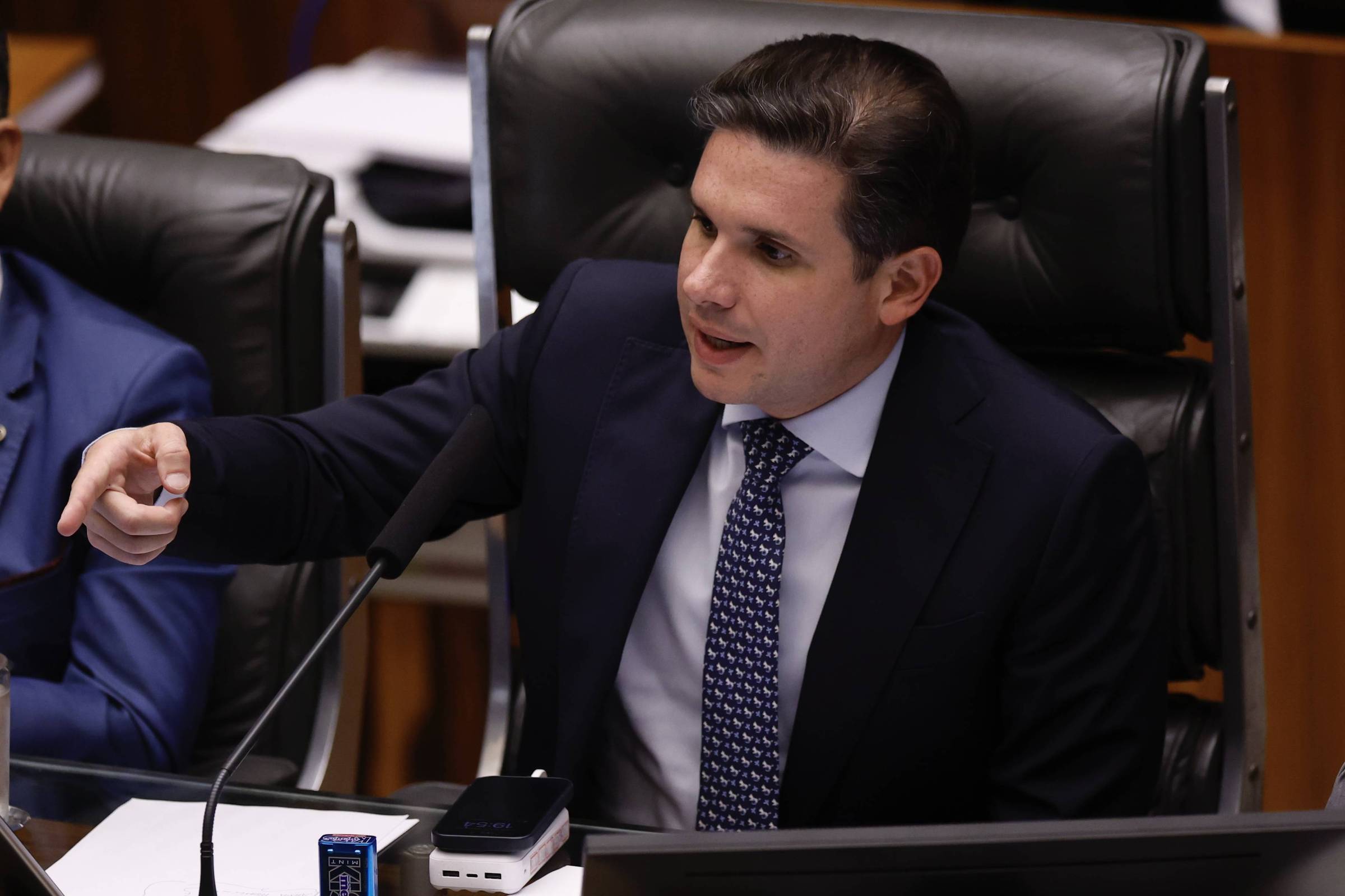 “Deputados do Centro Criticam Erros de Hugo em Caso Zambelli” – 11/12/2025 – Painel