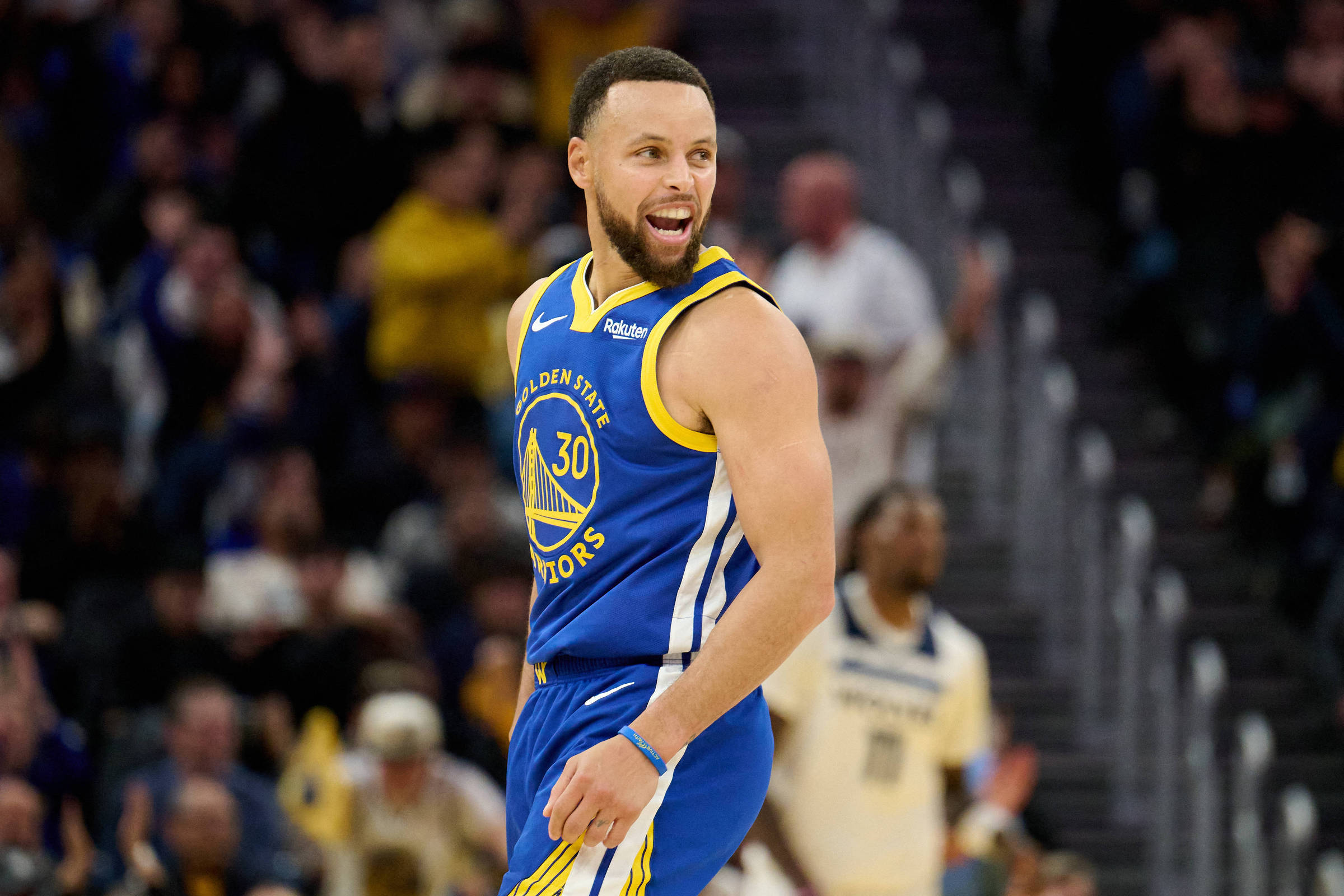 Curry marca cesta de longa distância e empolga torcedores da NBA – 13/12/2025 – Esporte