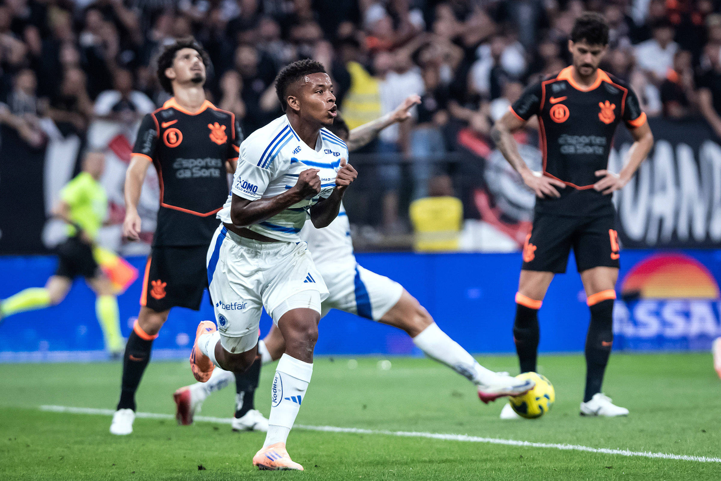 Corinthians vence Cruzeiro nos pênaltis e avança para a final da competição – 14/12/2025 – Esporte