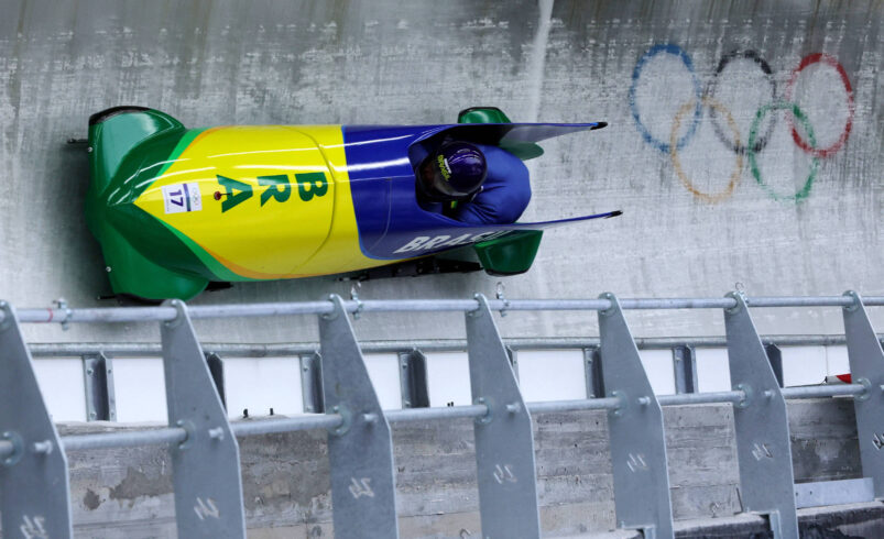 Dupla brasileira fica em 24º lugar no primeiro dia do bobsled em competição de 2026