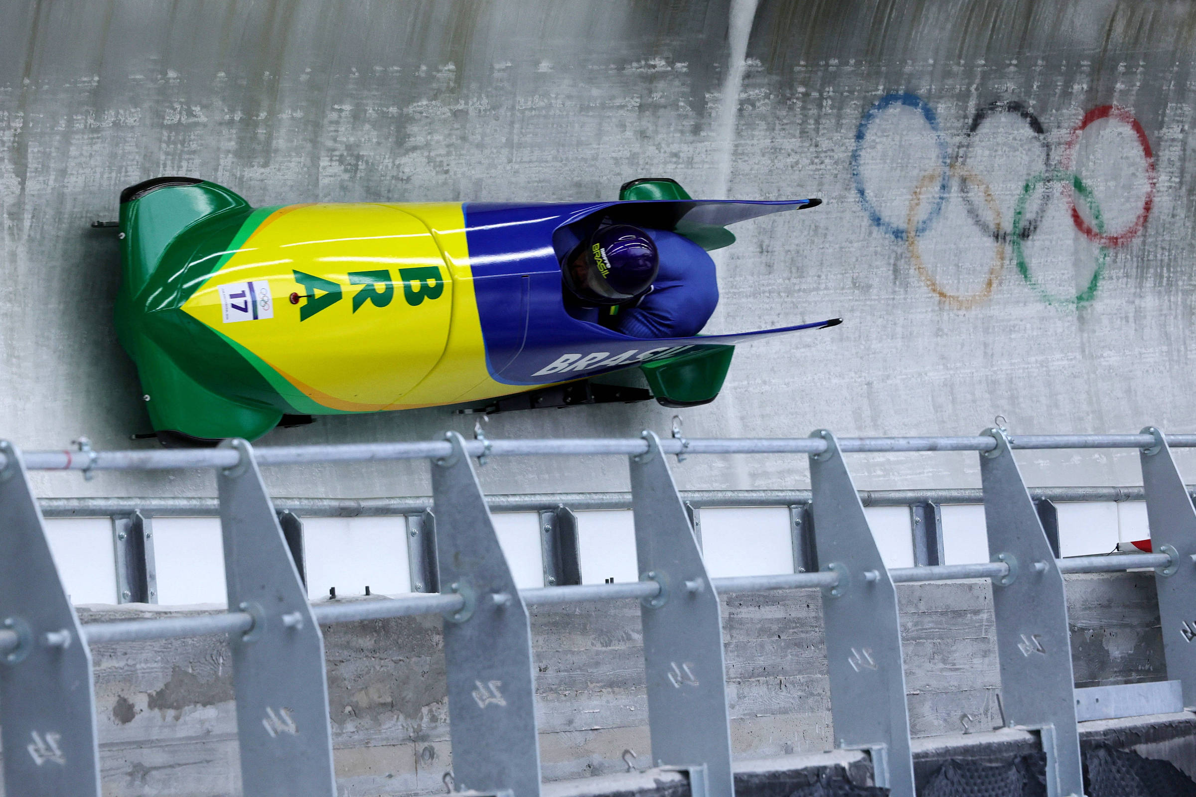 Dupla brasileira fica em 24º lugar no primeiro dia do bobsled em competição de 2026