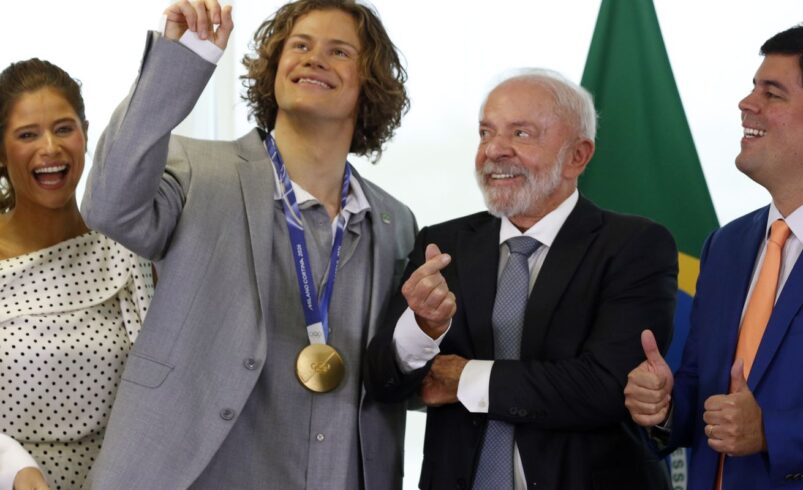 Lula se encontra com Lucas Pinheiro, campeão de ouro nos Jogos de Inverno
