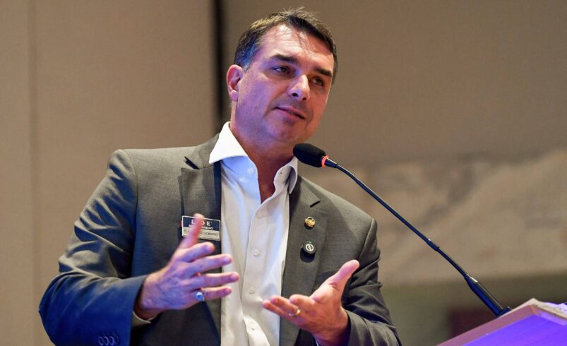 Flávio Bolsonaro Solicita Trégua Após Conflito Entre Eduardo Bolsonaro e Nikolas Ferreira – 05/04/2026 – Política