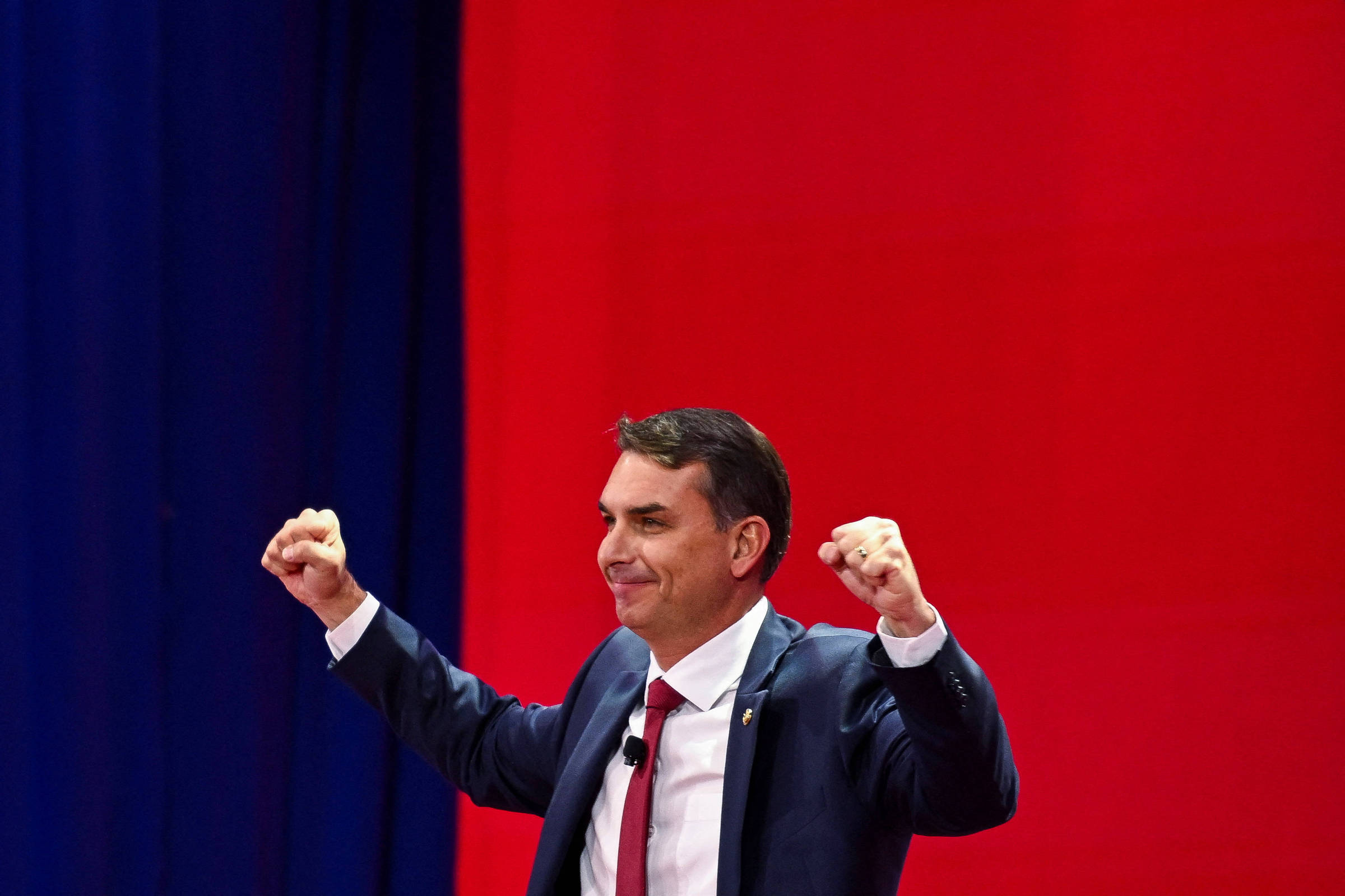 Pesquisa Indica Flávio à Frente de Lula em Potencial Segundo Turno Eleitoral