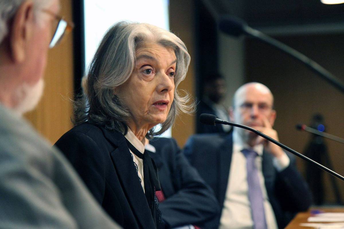 Cármen Lúcia Defende Suas Ações no STF: “Eu Não Faço Nada Errado” – 13 de Abril de 2026 – Política Brasileira