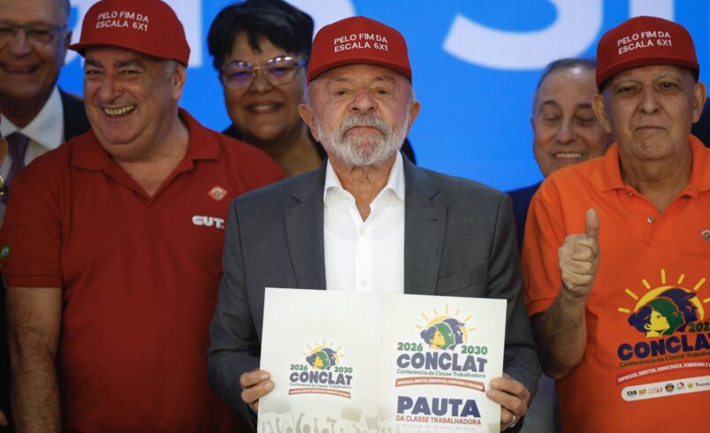 Lula Apresenta Boné com Pedido de Fim da Escala 6×1 em Brasília – 15 de Abril de 2026