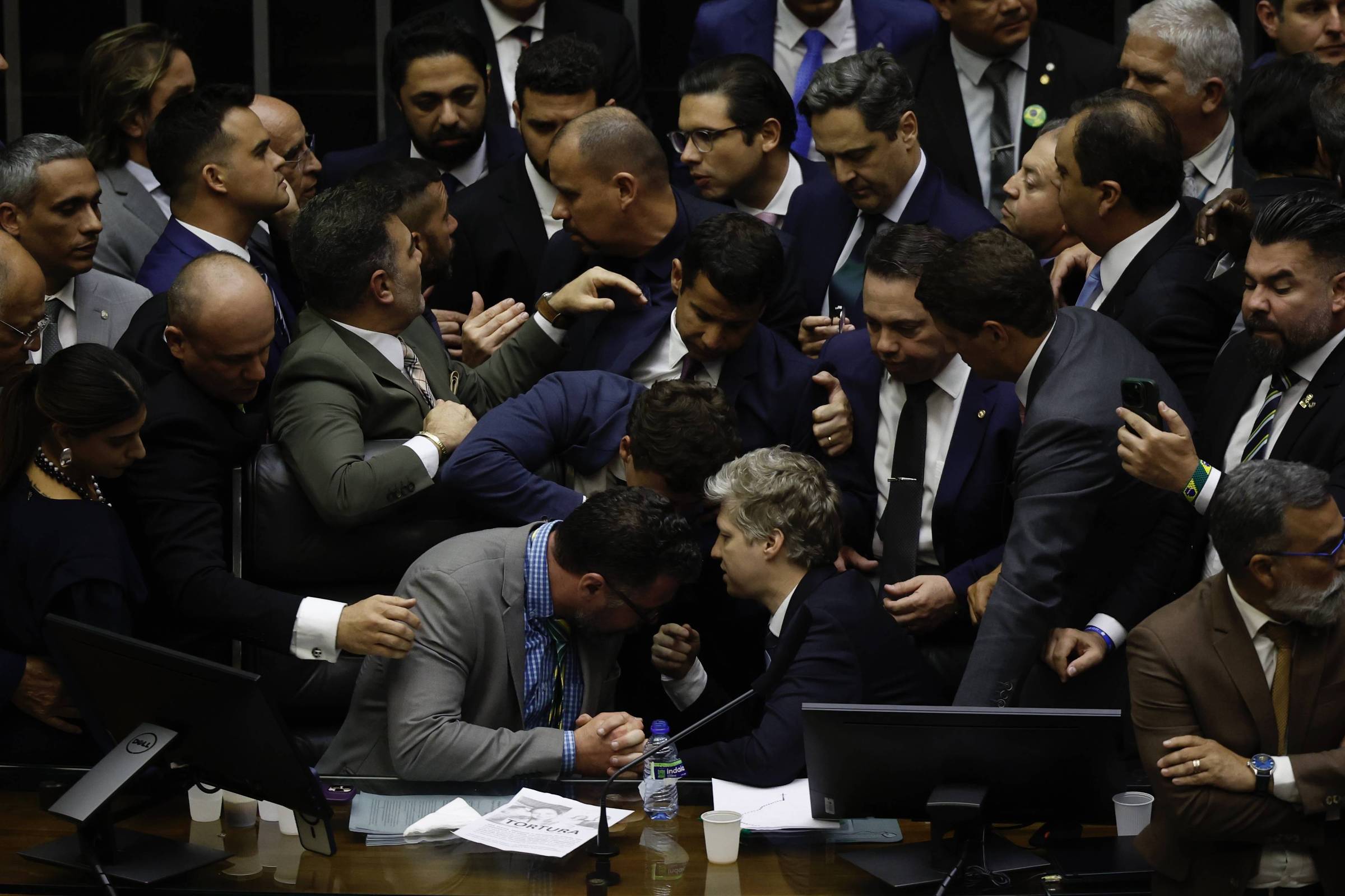 Conselho Deliberativo Suspende Deputados por Motim em Apoio a Bolsonaro em 5 de Maio de 2026