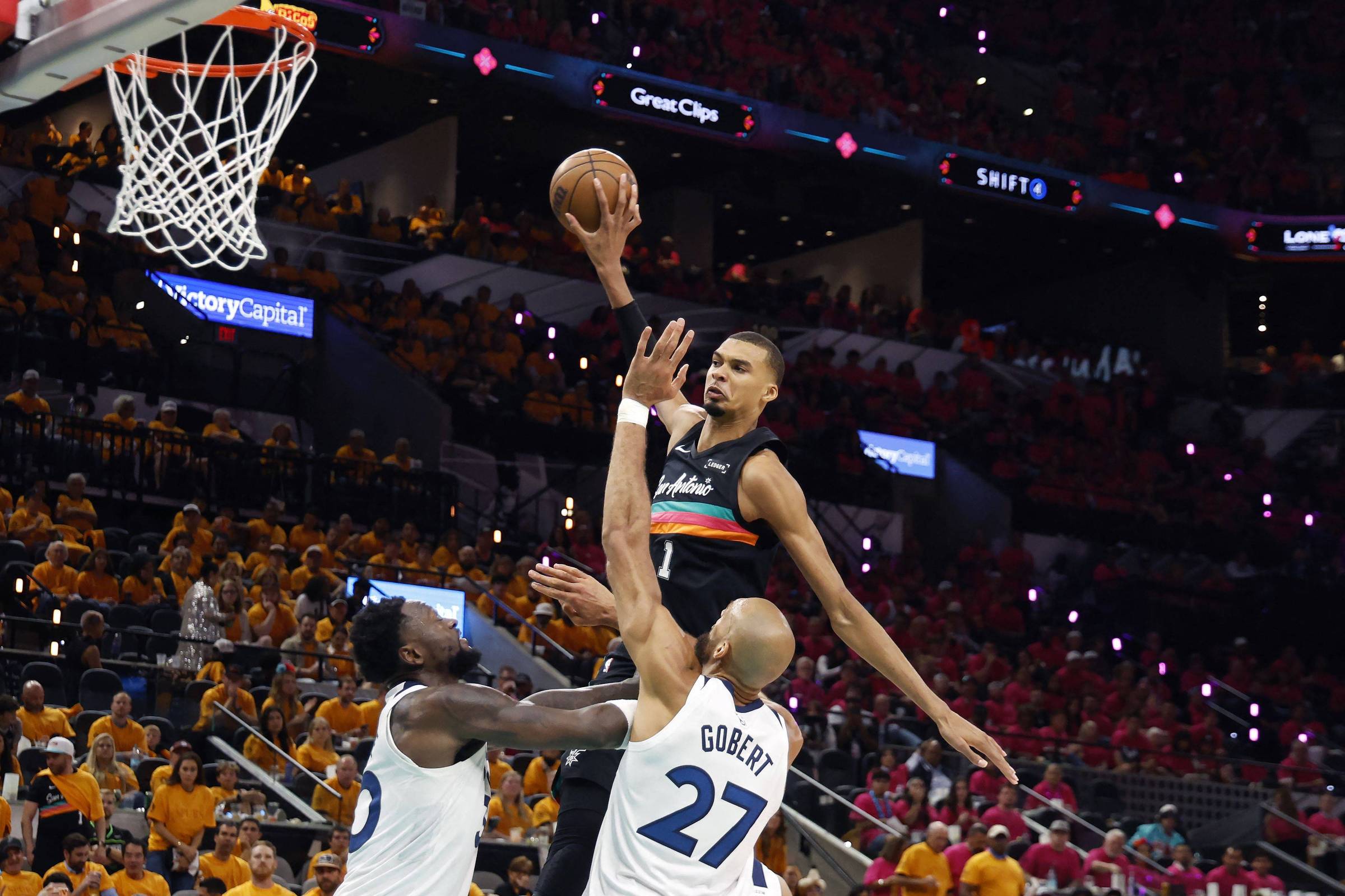 Wembanyama estabelece novo recorde de bloqueios em playoffs da NBA