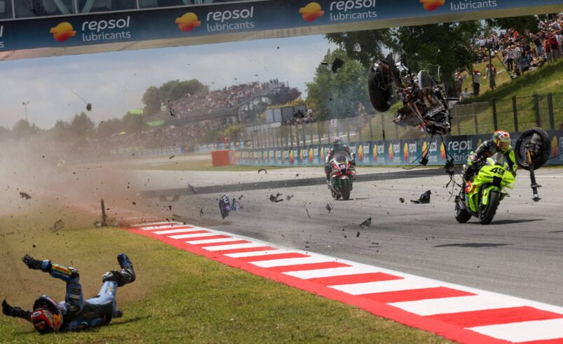 Piloto espanhol sofre múltiplas fraturas em acidente durante MotoGP
