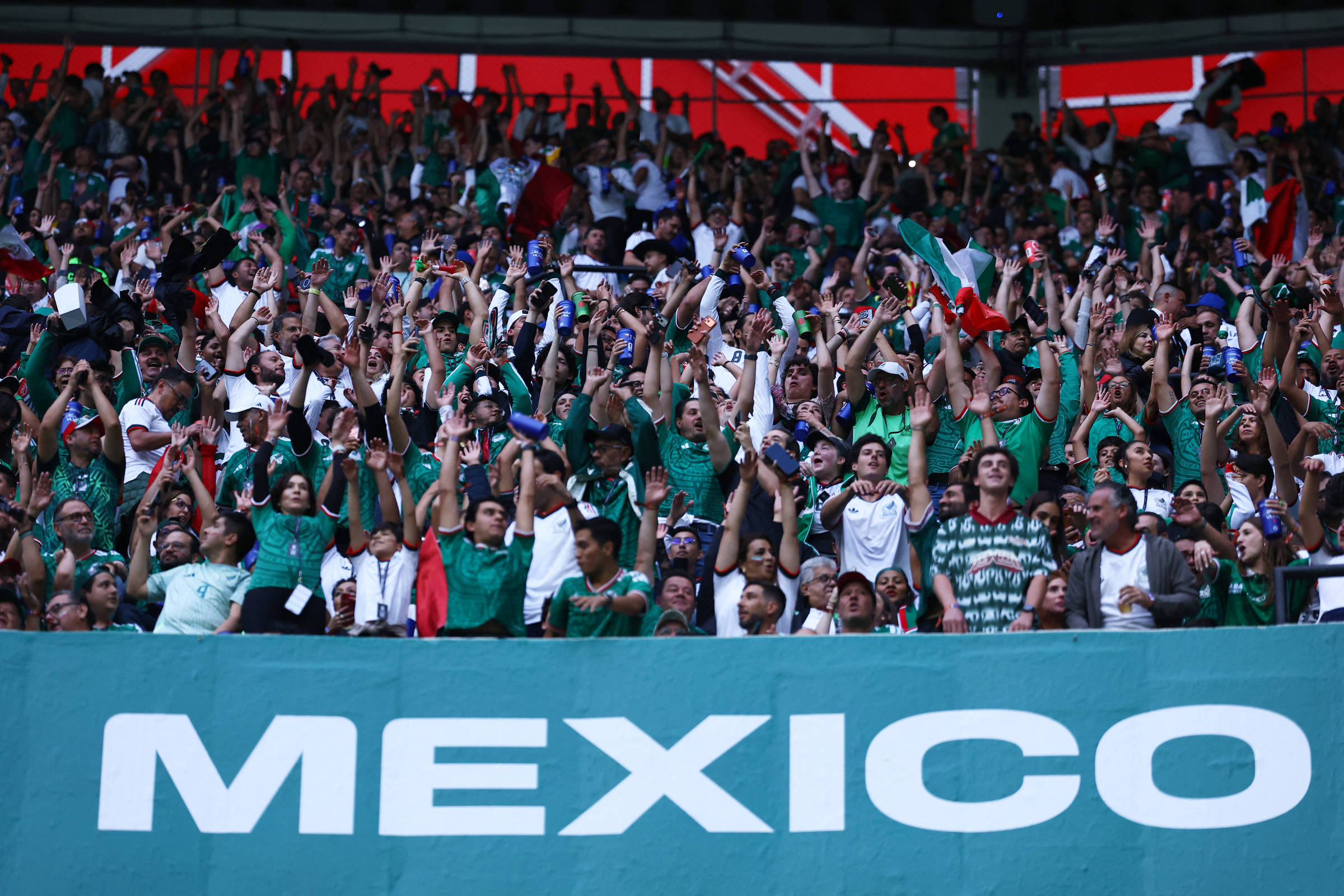 Copa do Mundo: Torcedores mexicanos cantam música homofóbica no Estádio Azteca – 25/06/2026 – Esporte