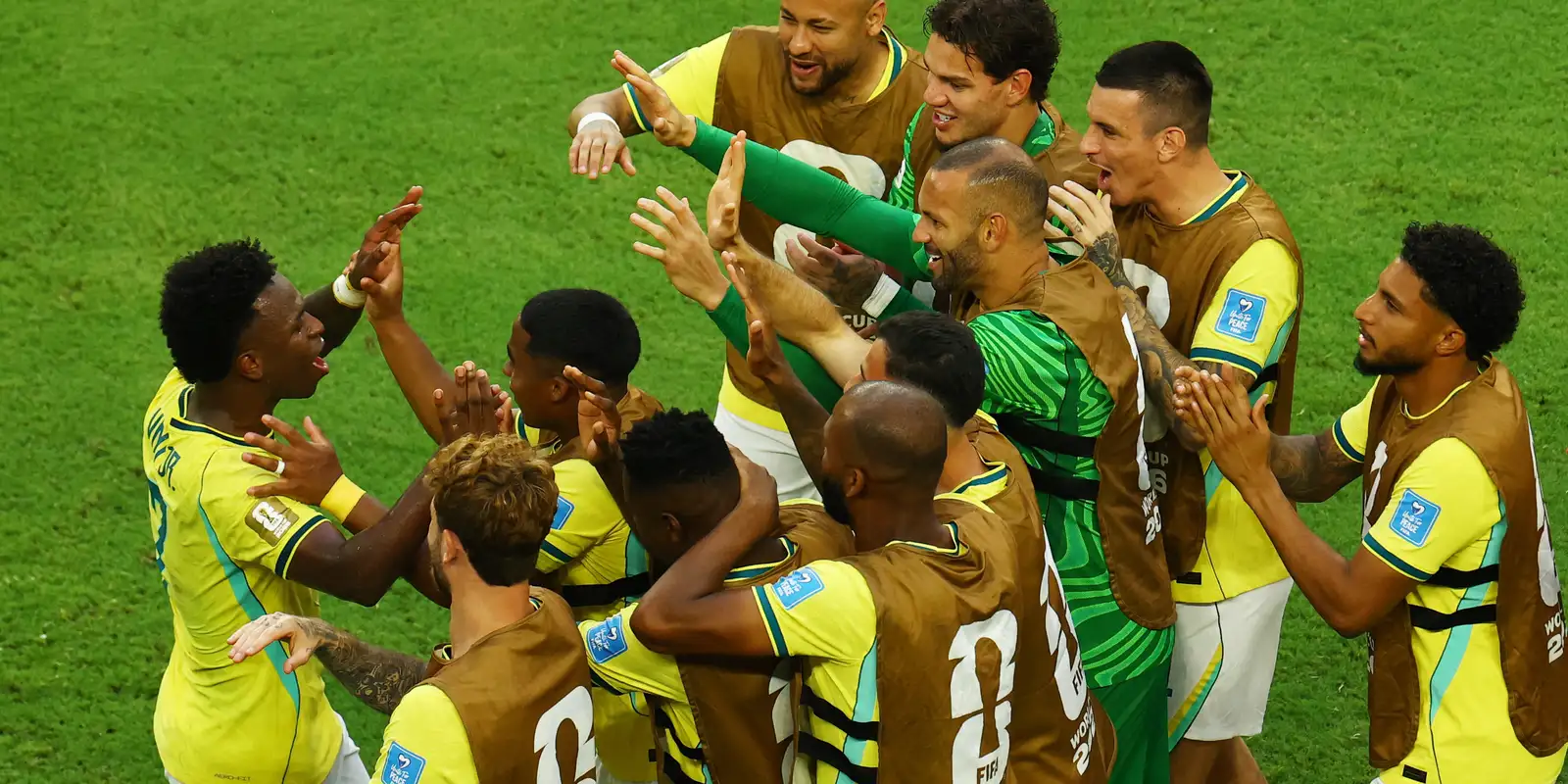 Vini Jr. se destaca em vitória do Brasil sobre a Escócia por 3 a 0, garantindo a classificação em 1º lugar.