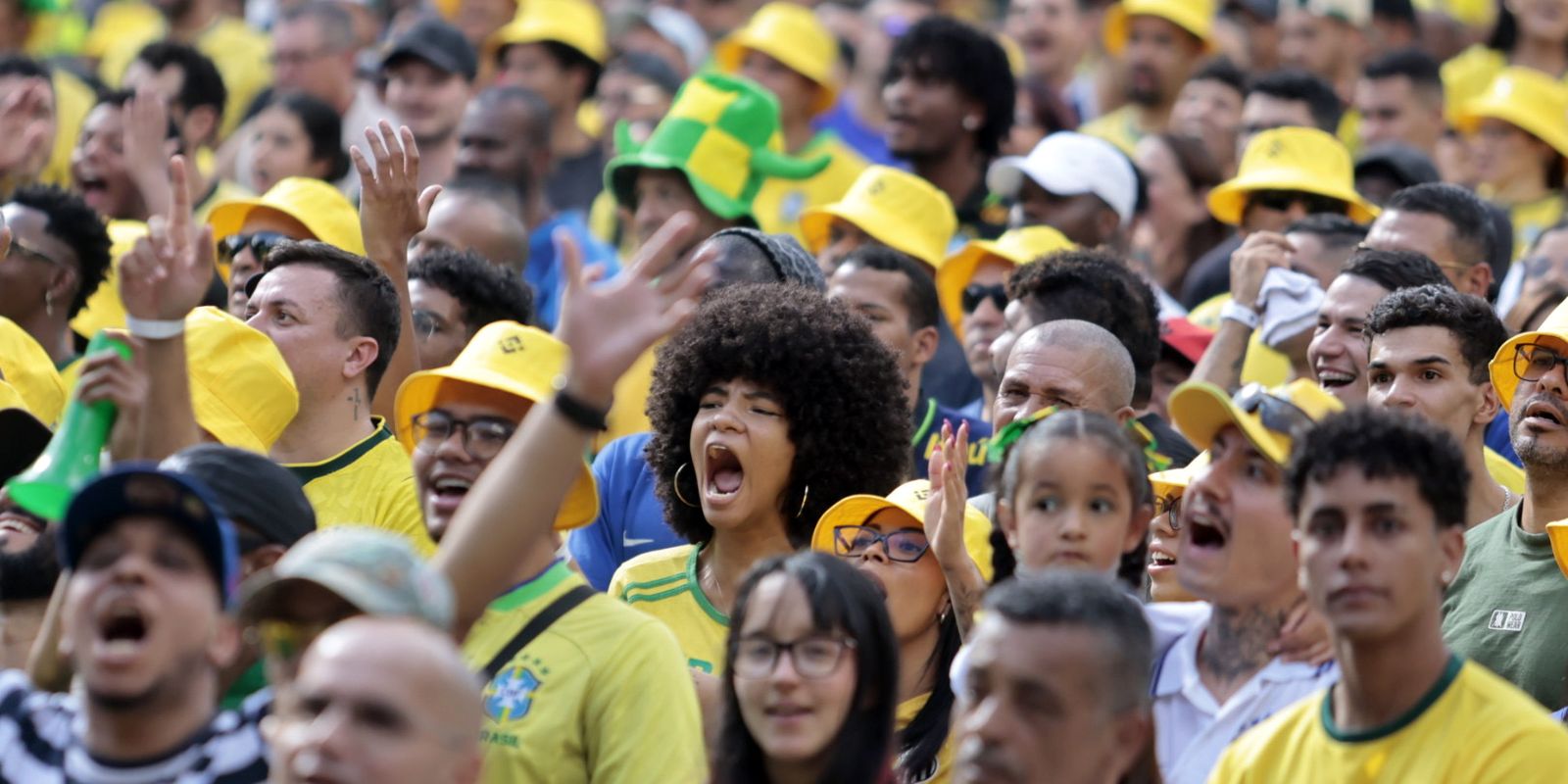 Torcedores se reúnem no centro de SP para acompanhar partida da Seleção Brasileira