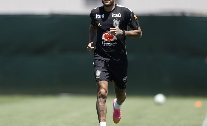 Neymar participa de seu primeiro treino com a seleção brasileira antes da competição