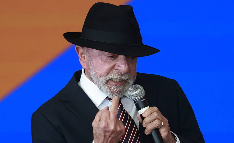 Lula exibe gesto polêmico durante evento no Palácio do Planalto em Brasília