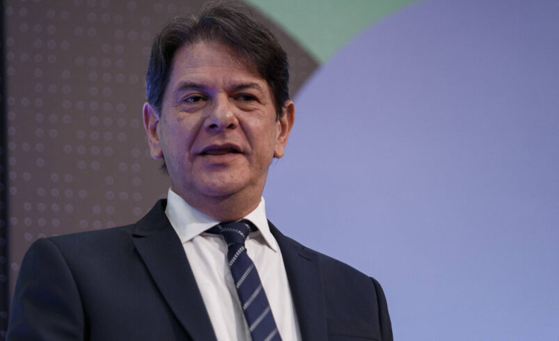 Cid Gomes se candidata ao Senado para apoiar o PT contra Ciro Gomes nas eleições de 2026